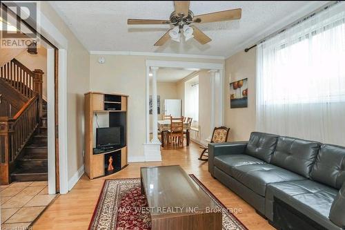 6175 Barker Street, Niagara Falls, ON - Indoor Photo Showing Living Room