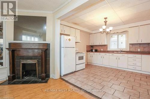 6175 Barker Street, Niagara Falls, ON - Indoor Photo Showing Kitchen With Double Sink