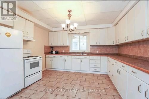 6175 Barker Street, Niagara Falls, ON - Indoor Photo Showing Kitchen