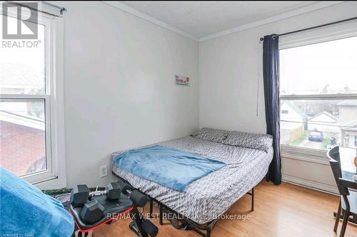 6175 Barker Street, Niagara Falls, ON - Indoor Photo Showing Bedroom