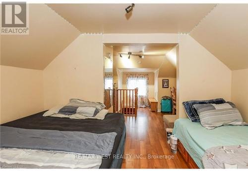 6175 Barker Street, Niagara Falls, ON - Indoor Photo Showing Bedroom