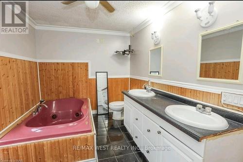 6175 Barker Street, Niagara Falls, ON - Indoor Photo Showing Bathroom