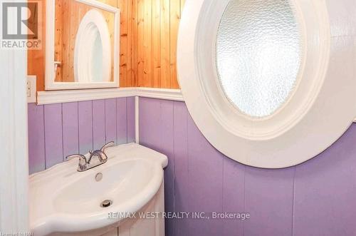 6175 Barker Street, Niagara Falls, ON - Indoor Photo Showing Bathroom