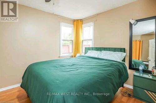 6175 Barker Street, Niagara Falls, ON - Indoor Photo Showing Bedroom