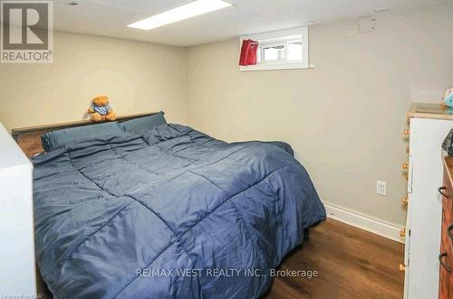 6175 Barker Street, Niagara Falls, ON - Indoor Photo Showing Bedroom