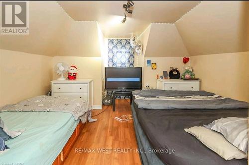 6175 Barker Street, Niagara Falls, ON - Indoor Photo Showing Bedroom