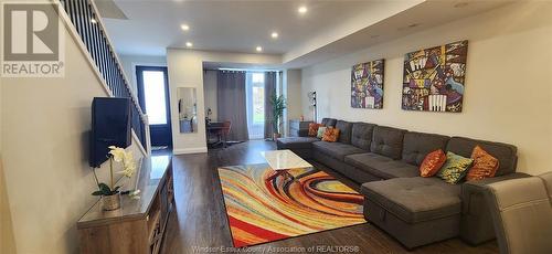 937 Walker Road, Windsor, ON - Indoor Photo Showing Living Room