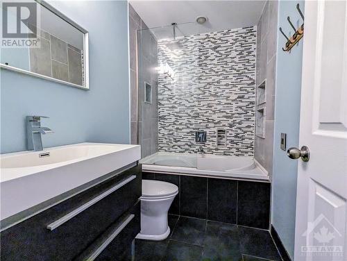 2210 Saturn Crescent, Ottawa, ON - Indoor Photo Showing Bathroom