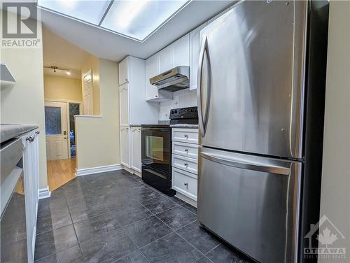 2210 Saturn Crescent, Ottawa, ON - Indoor Photo Showing Kitchen