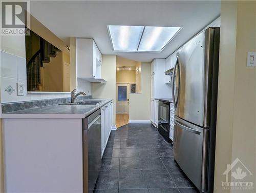 2210 Saturn Crescent, Ottawa, ON - Indoor Photo Showing Kitchen