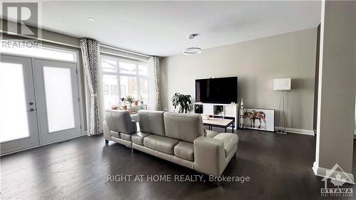 505 Breccia Heights, Ottawa, ON - Indoor Photo Showing Living Room