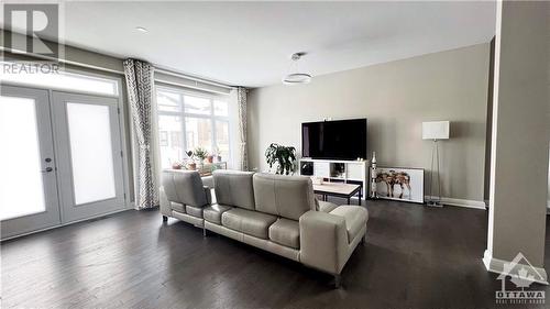 505 Breccia Heights, Ottawa, ON - Indoor Photo Showing Living Room