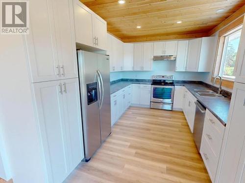 4608 Redonda Ave, Powell River, BC - Indoor Photo Showing Kitchen With Double Sink