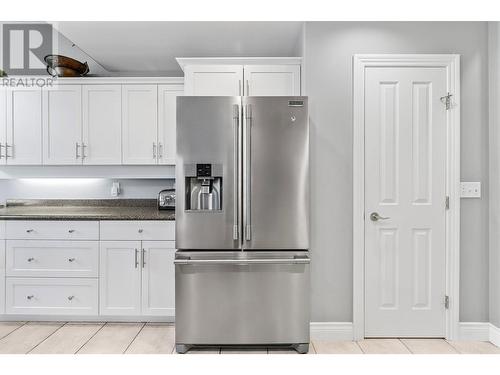 3945 Gallaghers Circle, Kelowna, BC - Indoor Photo Showing Kitchen