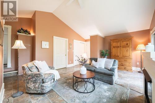 28 O'Brien Avenue, Whitchurch-Stouffville, ON - Indoor Photo Showing Living Room