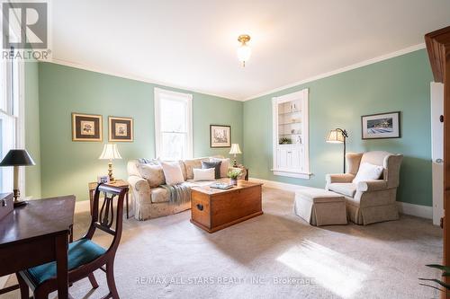 28 O'Brien Avenue, Whitchurch-Stouffville, ON - Indoor Photo Showing Living Room