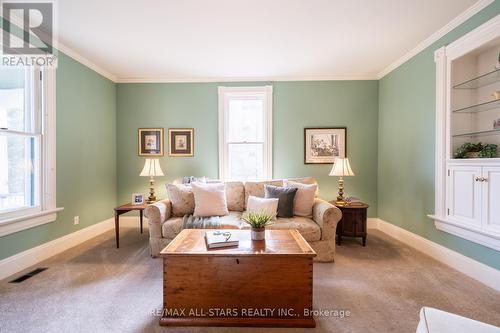 28 O'Brien Avenue, Whitchurch-Stouffville, ON - Indoor Photo Showing Living Room