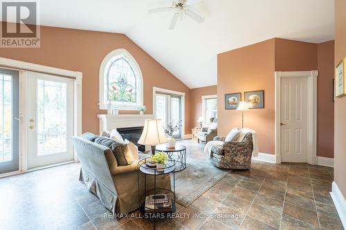 28 O'Brien Avenue, Whitchurch-Stouffville, ON - Indoor Photo Showing Living Room