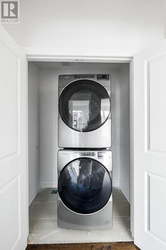 33 Persica Street, Richmond Hill, ON - Indoor Photo Showing Laundry Room