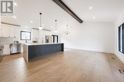 3111 Cemetery Road, Hamilton, ON - Indoor Photo Showing Kitchen With Upgraded Kitchen