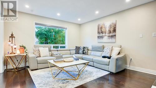 3824 Talias Crescent, Mississauga, ON - Indoor Photo Showing Living Room