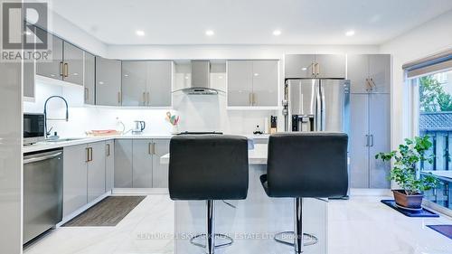 3824 Talias Crescent, Mississauga, ON - Indoor Photo Showing Kitchen With Upgraded Kitchen