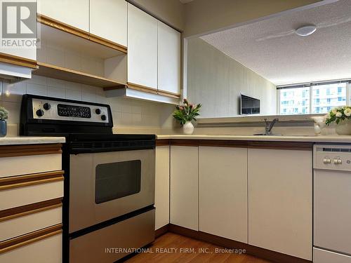 1906 - 55 Elm Drive, Mississauga, ON - Indoor Photo Showing Kitchen