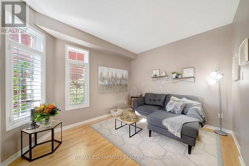 143 Valmont Street, Hamilton, ON - Indoor Photo Showing Living Room