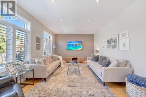 143 Valmont Street, Hamilton, ON - Indoor Photo Showing Living Room