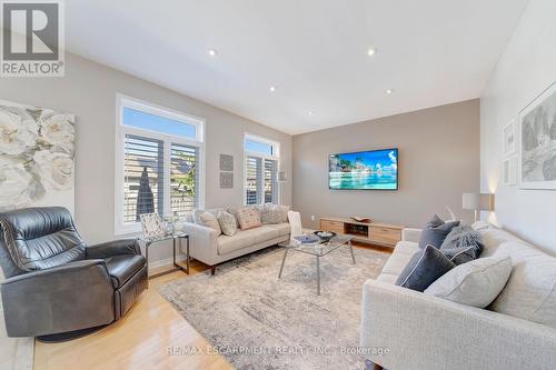 143 Valmont Street, Hamilton, ON - Indoor Photo Showing Living Room