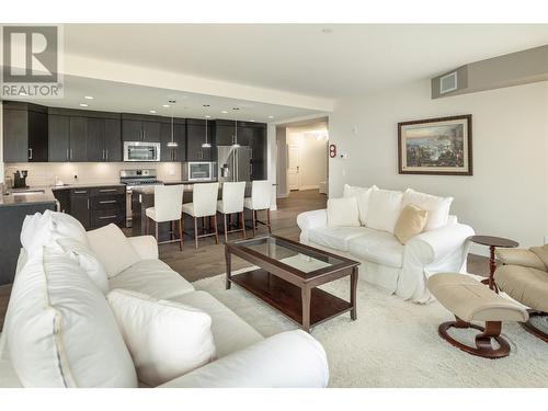 3865 Truswell Road Unit# 412, Kelowna, BC - Indoor Photo Showing Living Room