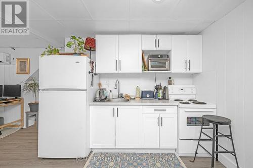 117 Fairleigh Avenue S, Hamilton, ON - Indoor Photo Showing Kitchen