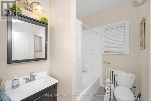 117 Fairleigh Avenue S, Hamilton, ON - Indoor Photo Showing Bathroom