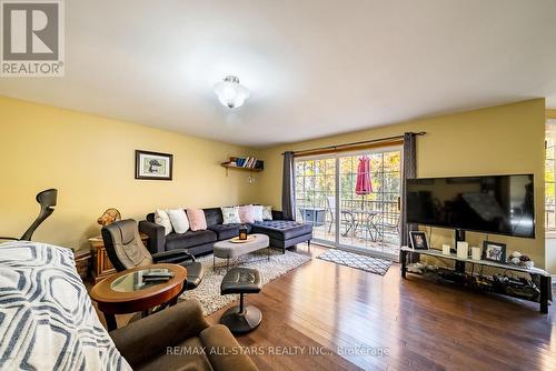 100 Snow Ridge Court, Oshawa, ON - Indoor Photo Showing Living Room