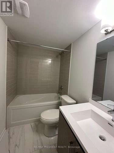 Th 354 - 100 Honeycrisp Crescent, Vaughan, ON - Indoor Photo Showing Bathroom