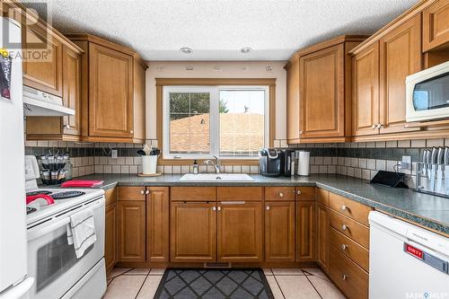 1430 Hochelaga Street W, Moose Jaw, SK - Indoor Photo Showing Kitchen