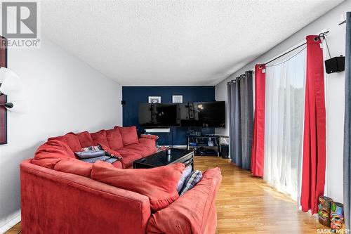 1430 Hochelaga Street W, Moose Jaw, SK - Indoor Photo Showing Living Room