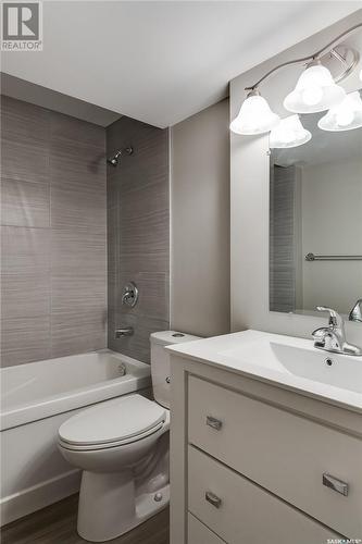 1336 B Avenue N, Saskatoon, SK - Indoor Photo Showing Bathroom