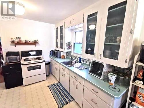 305 Ruth Street E, Saskatoon, SK - Indoor Photo Showing Kitchen With Double Sink