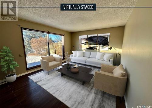 439 Cowan Drive, Swift Current, SK - Indoor Photo Showing Living Room