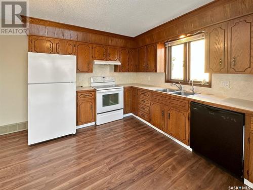 439 Cowan Drive, Swift Current, SK - Indoor Photo Showing Kitchen With Double Sink