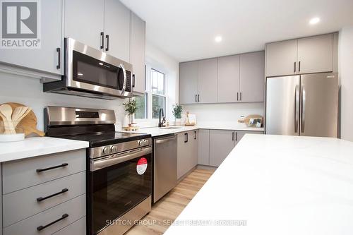 541 Monteith Avenue, Oshawa (Lakeview), ON - Indoor Photo Showing Kitchen With Upgraded Kitchen