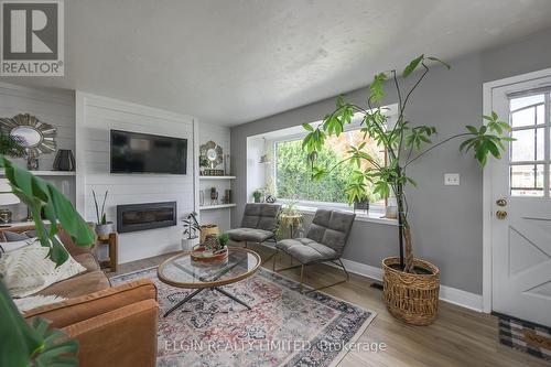 7 Francis Street N, St. Thomas, ON - Indoor Photo Showing Living Room With Fireplace