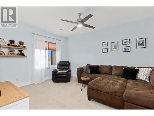 1585 Tower Ranch Boulevard, Kelowna, BC - Indoor Photo Showing Living Room