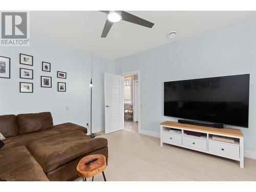 1585 Tower Ranch Boulevard, Kelowna, BC - Indoor Photo Showing Living Room