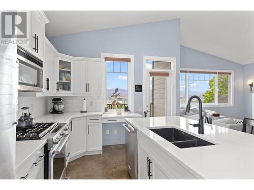 1585 Tower Ranch Boulevard, Kelowna, BC - Indoor Photo Showing Kitchen With Double Sink With Upgraded Kitchen