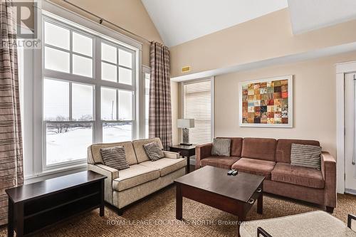 226 - 125 Fairway Court, Blue Mountains, ON - Indoor Photo Showing Living Room