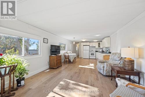 22 - 5569 Bath Road, Loyalist (Lennox And Addington - South), ON - Indoor Photo Showing Living Room