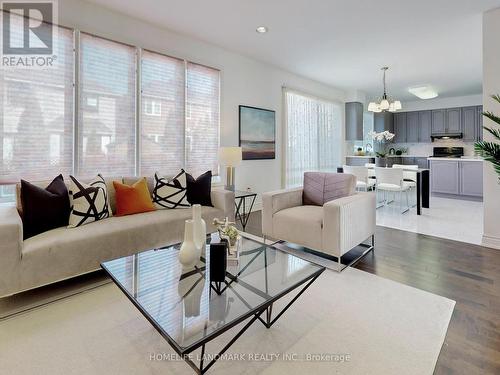 6 Saxony Drive, Markham, ON - Indoor Photo Showing Living Room