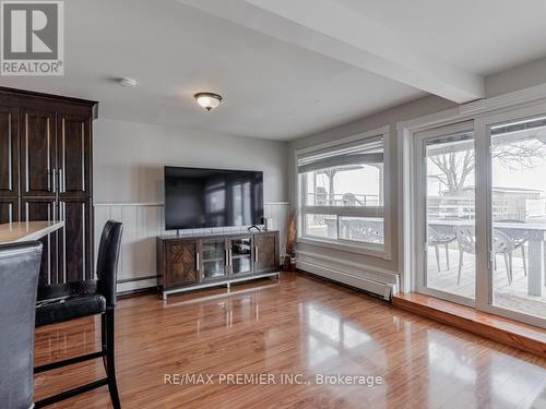 359 Limerick Street, Innisfil, ON - Indoor Photo Showing Living Room